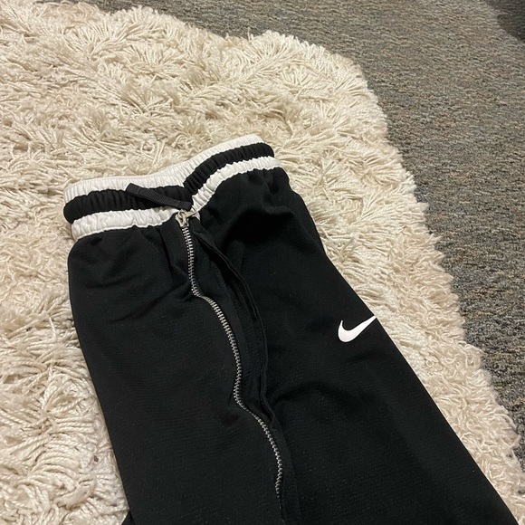 Men's Nike DNA Dri-Fit Black Basketball Shorts with Zipper Pocket - Picture 5 of 9